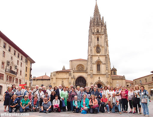 Foto de familia delante de la catedral de Oviedo