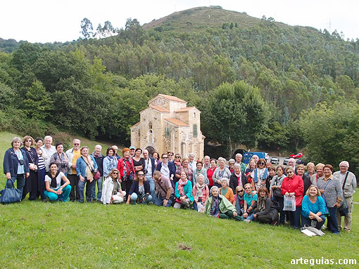 Posando ante San Miguel de Lillo