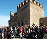 Viaje Guiado a Toledo. El grupo posando ante la Puerta del Sol