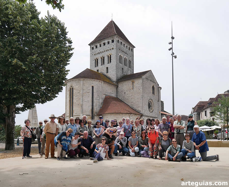 Foto de grupo: posando delante de la iglesia de San Andrés de Sauveterre