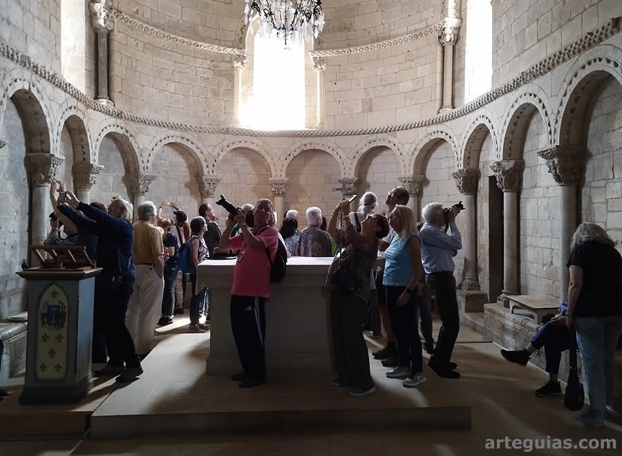 Admirando y fotografiando los capiteles de la iglesia de Lacommande