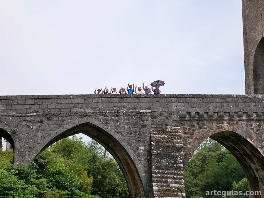 Algunos de nuestros compañeros saludadno desde lo alto del Puente Viejo de Orthez