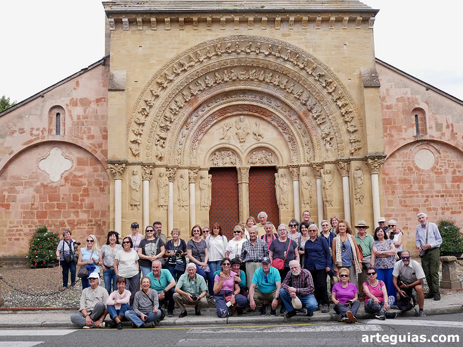 Foto de familia ante la portada románica de la iglesia francesa de Morlaàs
