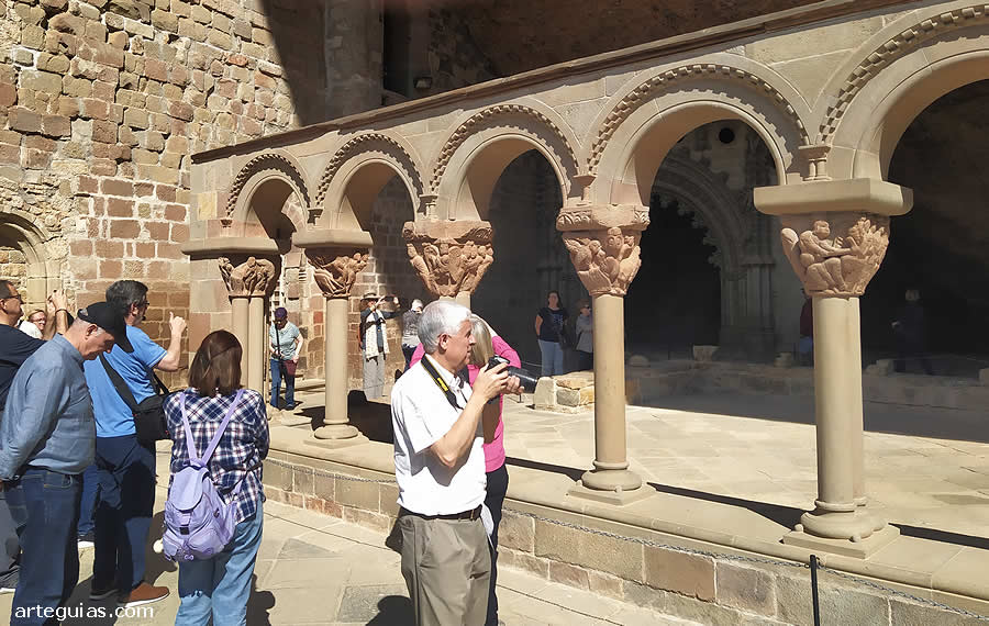 En el precioso claustro del monasterio