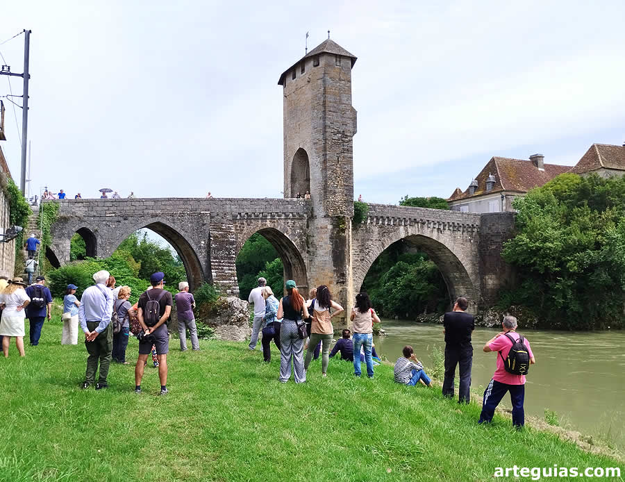 Admirando la belleza del Puente Viejo de Orthez