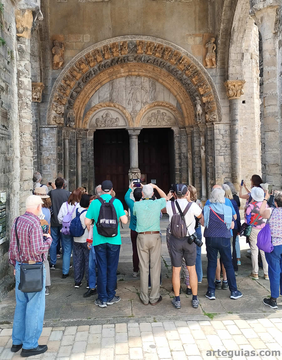 Ante la magnífica portada de la antigua catedral de Oloron-Sainte-Marie