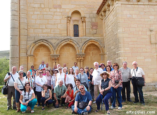 Foto de grupo ante la fachada meridional de la iglesia de Moradillo de Sedano