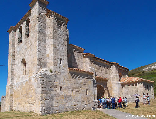 Disfrutando de la peculair puerta de esta iglesia