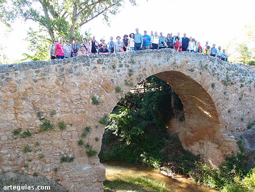 Foto de grupo en el puente medieval de Lences
