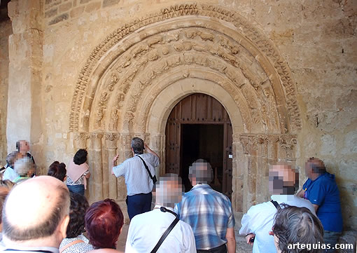 A pesar de estar muy maltratada, la puerta de la iglesia de Lences sigue siendo magnífica