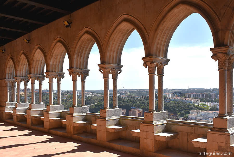 Célebre arquería de la terraza palaciega del castillo de Leiría
