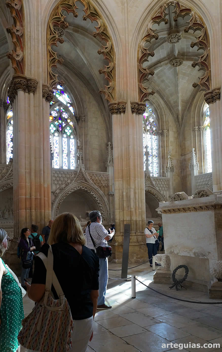 Explicaciones en la Capilla de los Fundadores del Monasterio de Batalha