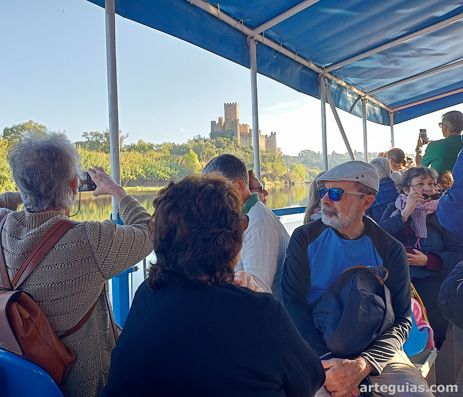 Domingo por la mañana: en barco dirigiéndonos al castillo de Almourol