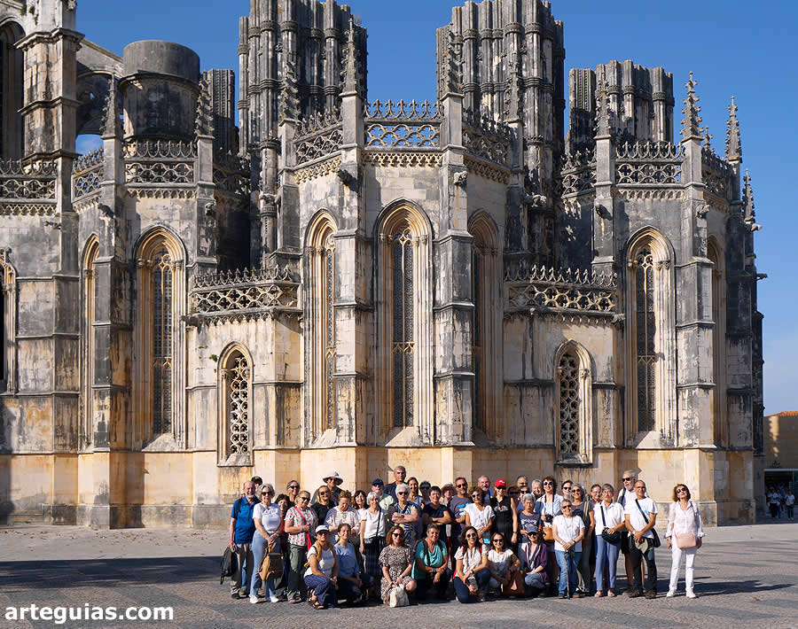 Foto de familia delante del Monasterio de Batalha