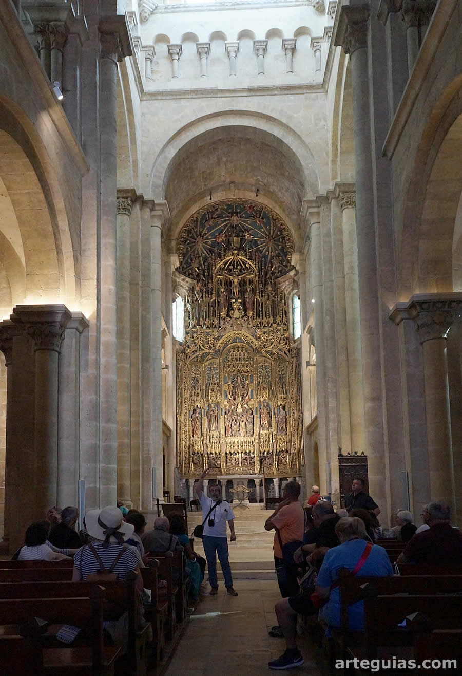 Interior de la Catedral Vieja de estilo románico
