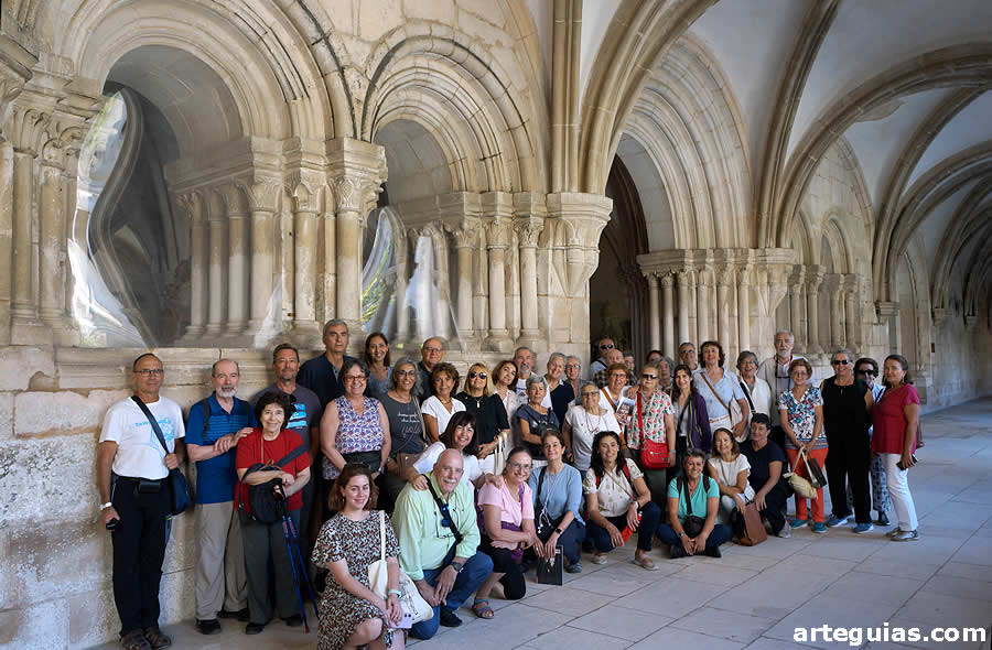 El grupo posando delante de la Sala Capitular del Monasterio de Alcobaça