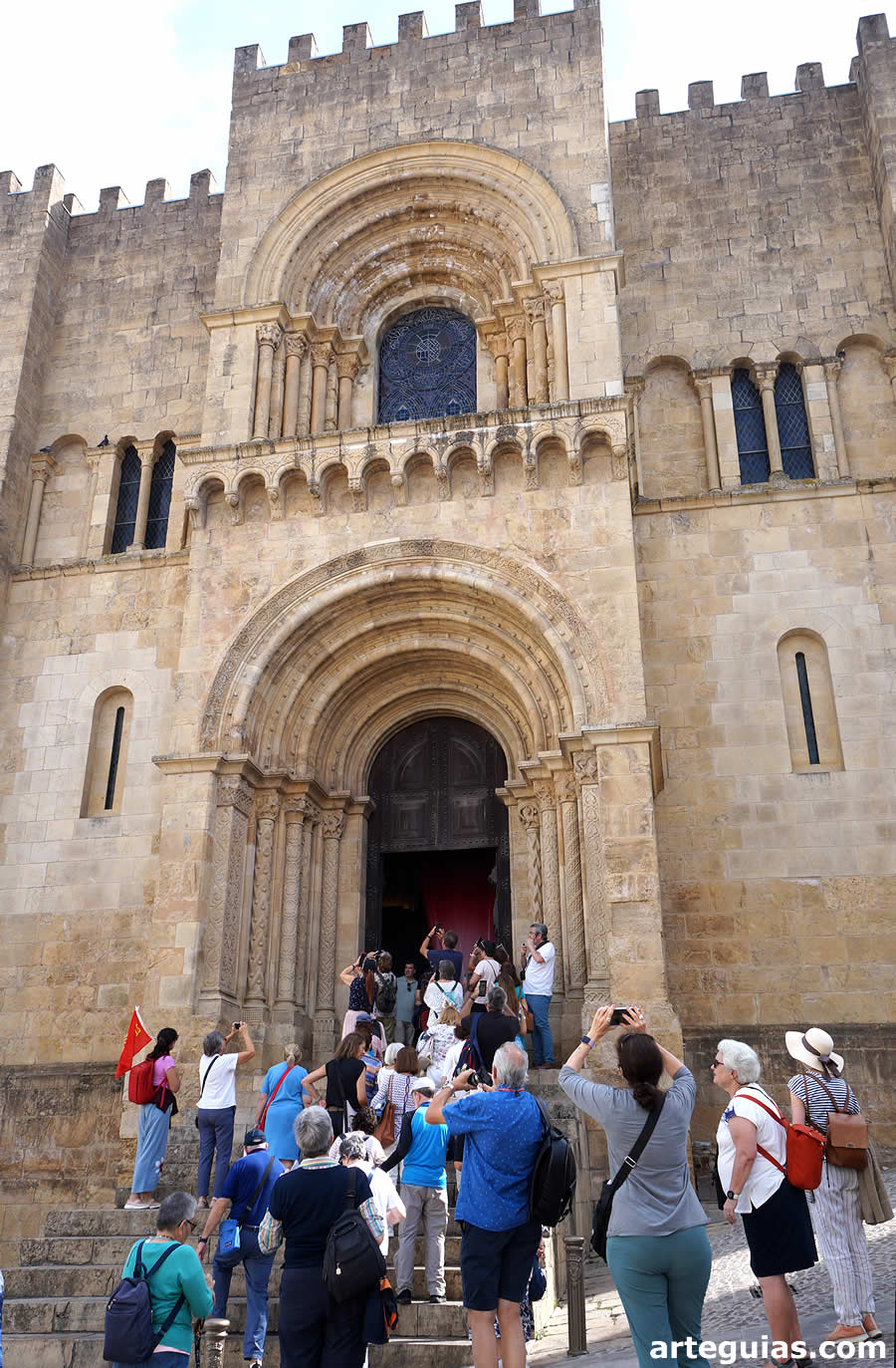 Explicaciones de la fachada de la catedral Vieja de Coímbra