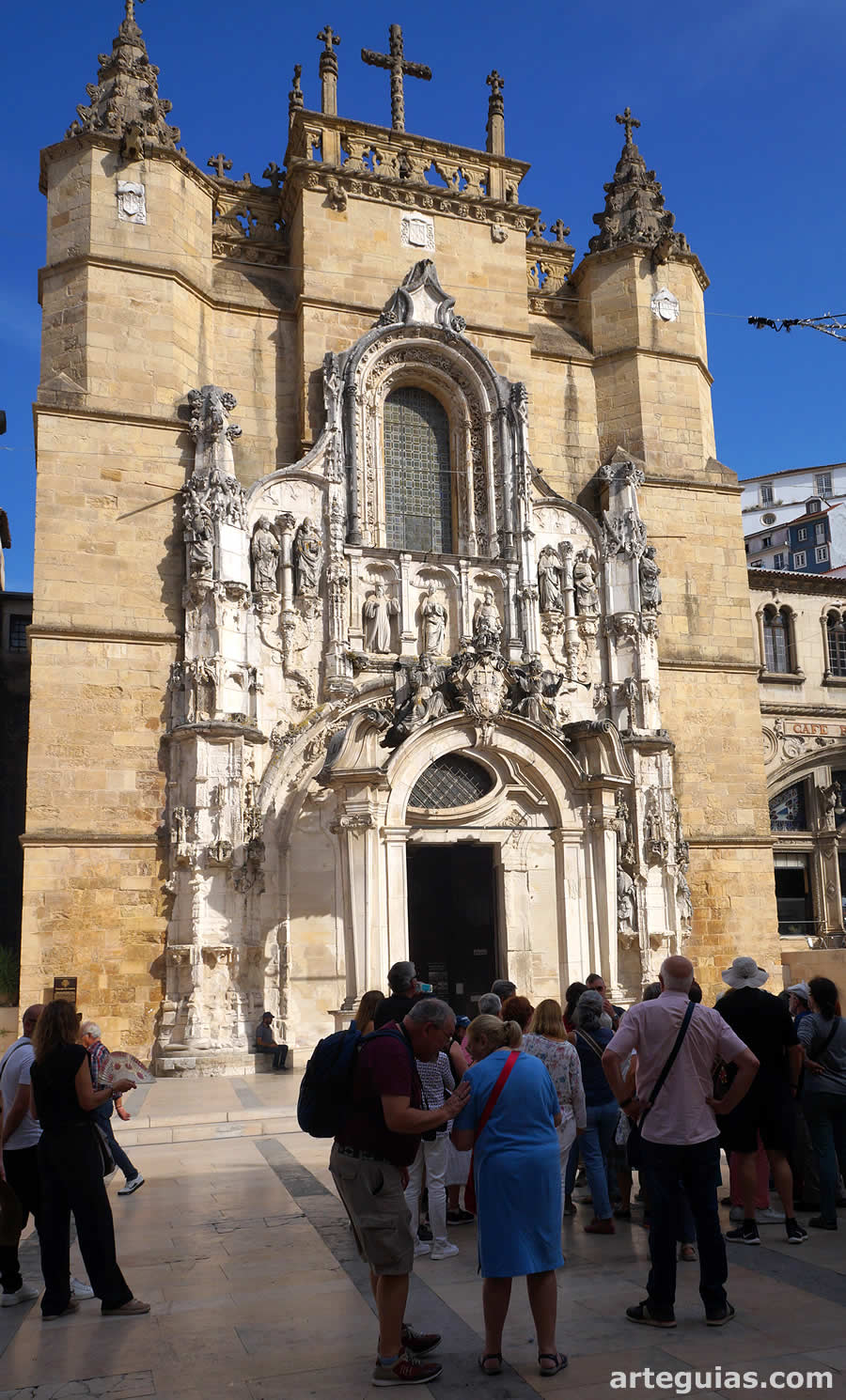 En la fachada del Monasterio de Santa Cruz de Coímbra