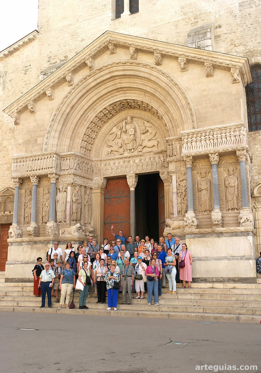Uno de los platos fuertes del viaje: la fachada de la catedral de Arlés