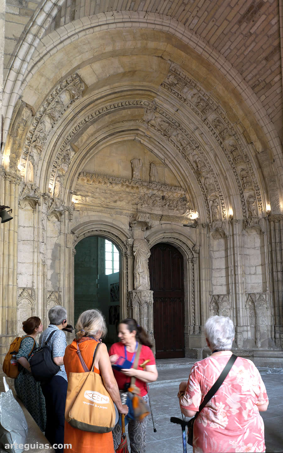 Puerta gótica de la iglesia