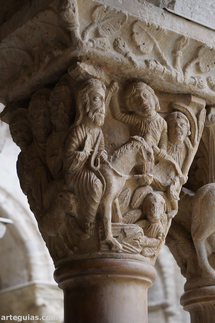Capitel del claustro románico. Arlés