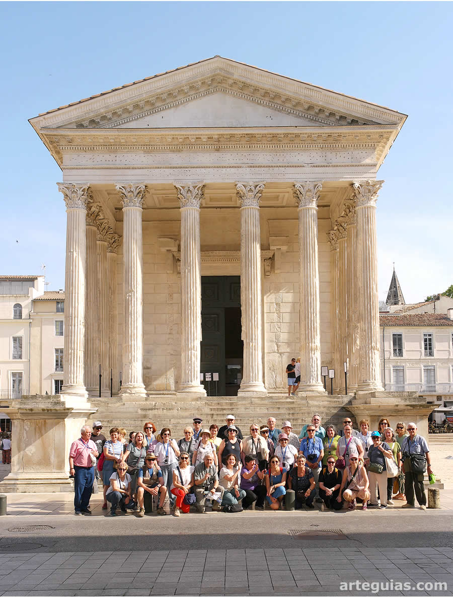 Foto de familia delante de la Masion Carreé de Nimes