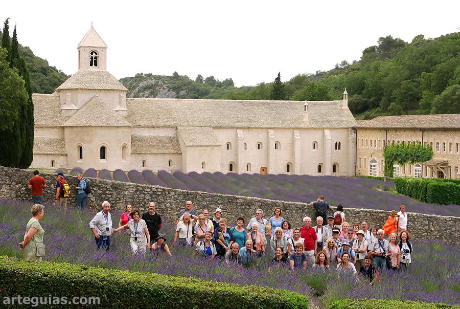 Foto en la Abadía cisterciense de Notre-Dame de Sénanque y su célebre manto de lavanda
