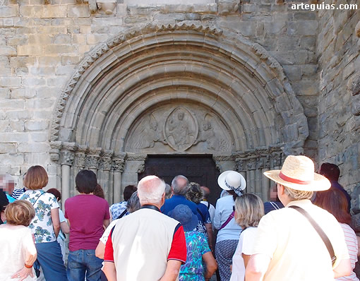 Explicaciones delante de la iglesia de Santa María de Baldós