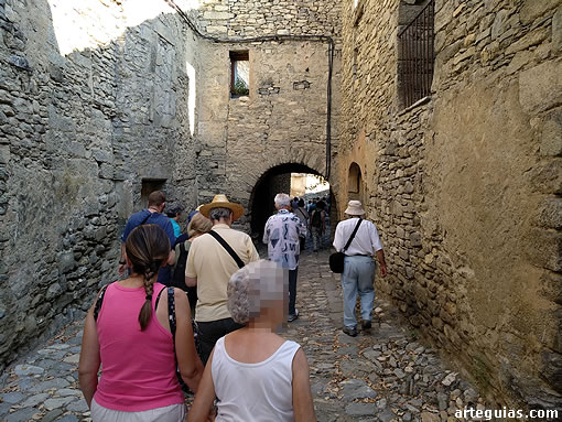 Domingo por la mañana: accediendo al caserío medieval de Montañana