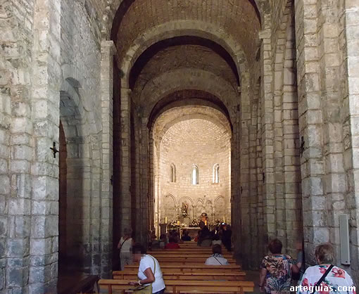 En el interior de la majestuosa iglesia de Santa María de Obarra