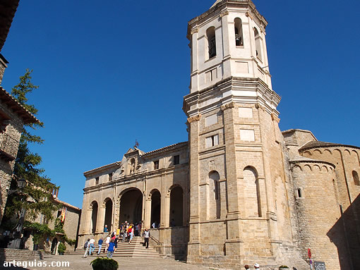 Sábado por la mañana: visita al pintoresco pueblecito de Roda de Isábena con su antigua catedral