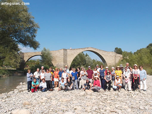 Sábado por la tarde: bajamos al cauce del río Isábena para hacernos una foto delante del espectacular puente de Capella