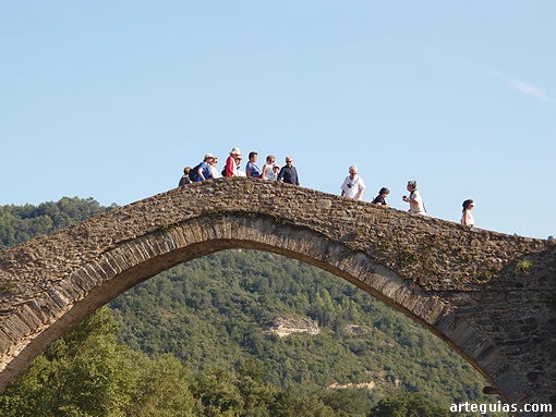 Parte de nuestro grupo encaramado en lo alto del Puente de Besiáns