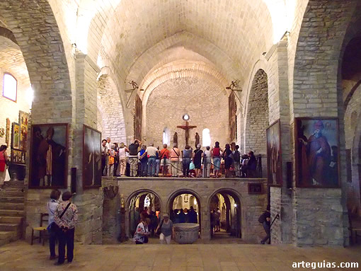 En el interior de la excatedral de Roda de Isábena
