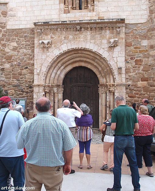 Explicaciones ante la portada de la iglesia de Tolva