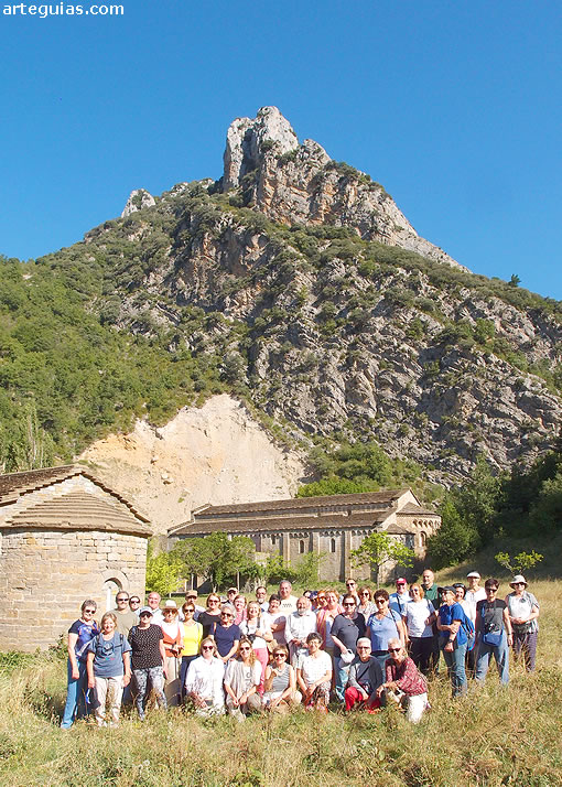 Mañana del sábado: foto de familia en el precioso paraje donde se encuentran las iglesias del Monasterio de Obarra
