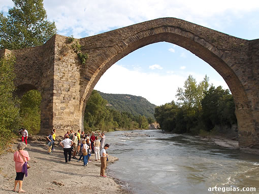Luego visitamos el puente medieval de Besiáns sobre el río Ésera. Su altura es espactacular