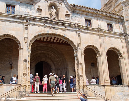 El grupo a punto de entrar en la Catedral de Roda de Isábena