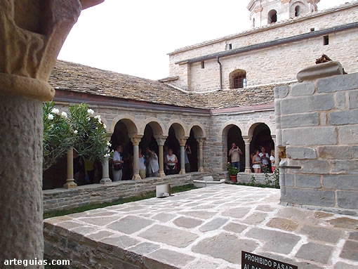 Tras la visita a la iglesia salimos al precioso calustro