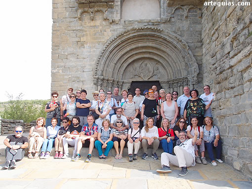 Posando delante de la portada de la iglesia de Santa María de Baldós de Montañana