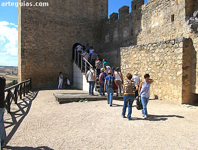 Regresando de la visita a la torre del homenaje del castillo de Peñaranda de Duero