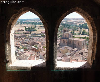 Vista de la población desde un ventanal de la torre del homenaje
