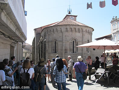 Frente al &aacute;bside de la iglesia de Santiago de Allariz