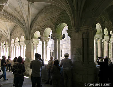En el Claustro de los Obispos