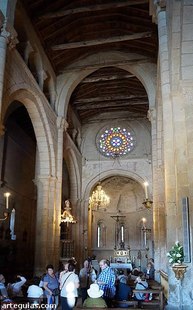 Interior de la iglesia con el falso triforio