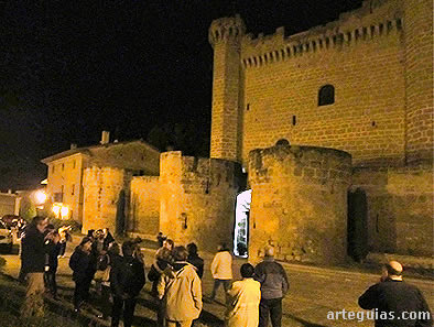 Paseo nocturno por Sajazarra. Al fondo, su famoso castillo