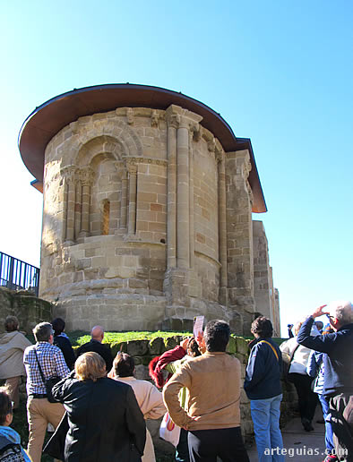 Ante la Capilla de la Concepci&oacute;n de Treviana, en el cementerio