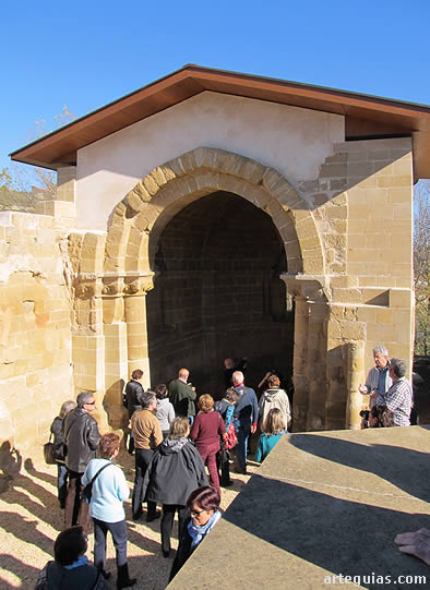 Visitando el interior de la capilla