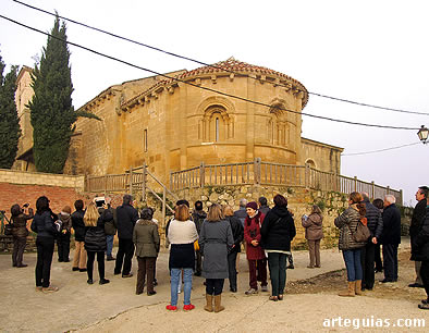 Domingo por la ma&ntilde;ana: ante el templo parroquial de Villaseca