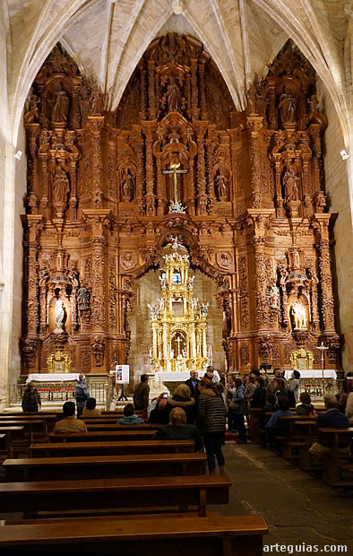 Explicaciones en el interior de la iglesia parroquial de Ba&ntilde;ares